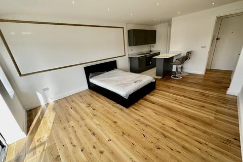 Studio to rent, Goldhawk Road, London. W12