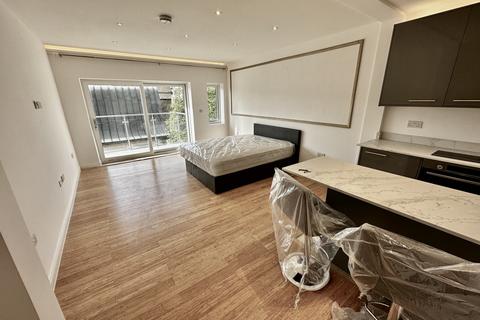 Studio to rent, Goldhawk Road, London. W12