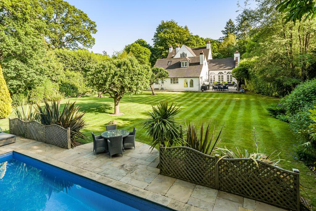 The Glade, Kingswood, Tadworth, Surrey, KT20 7 bed detached house for