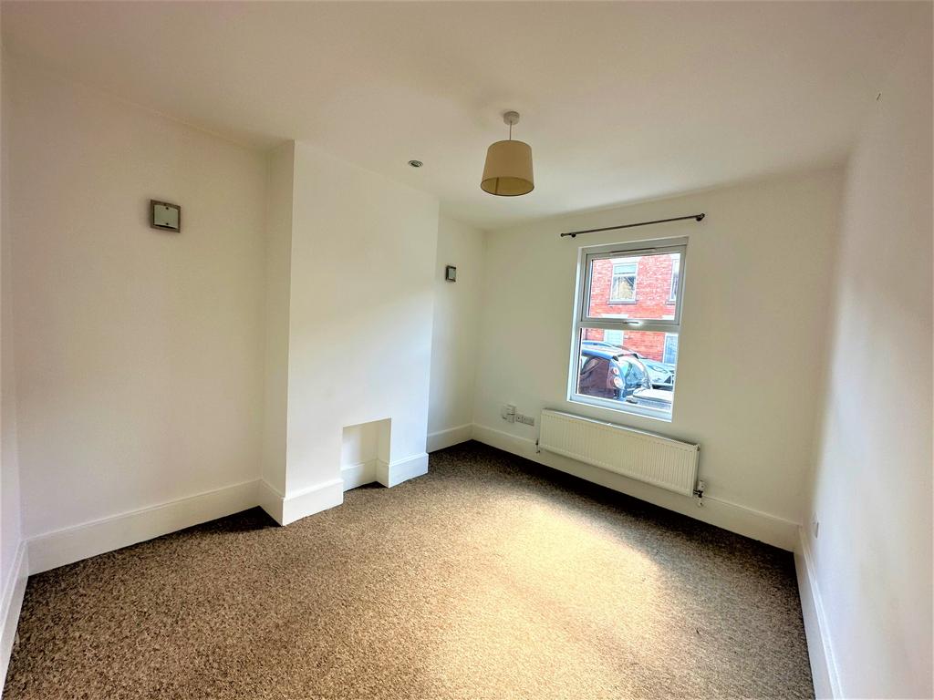 Dudley Road, Grantham, NG31 2 bed terraced house for sale £125,000