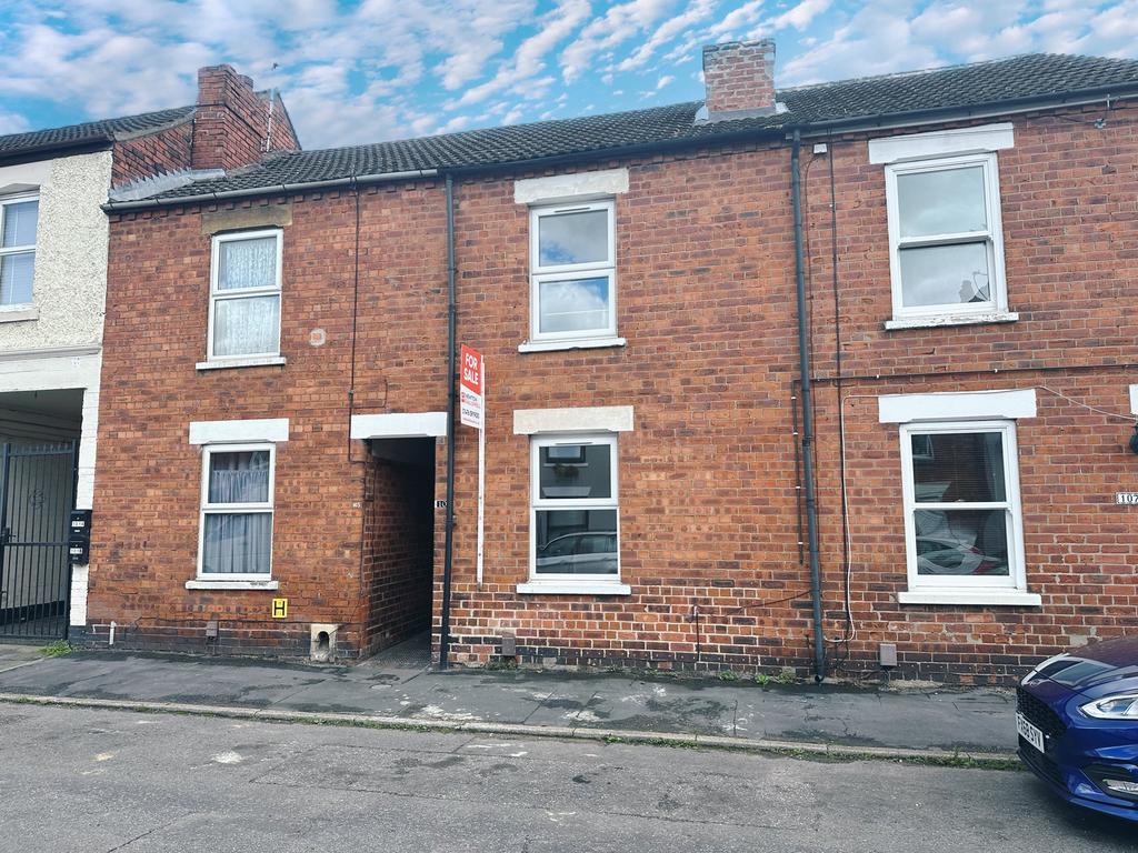 Dudley Road, Grantham, NG31 2 bed terraced house for sale £125,000