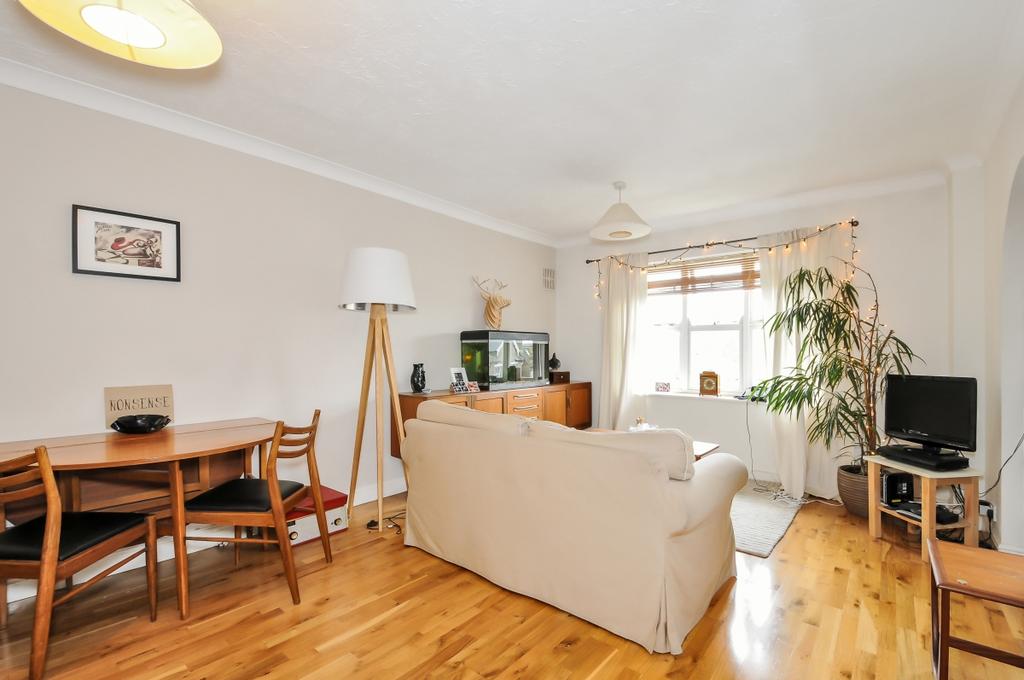 Angles Road Streatham SW16 1 bed flat £1,400 pcm (£323 pw)