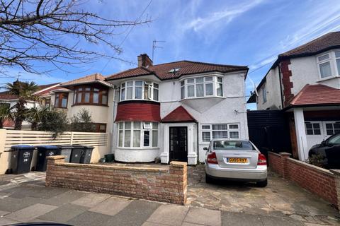 Studio to rent, Park Avenue North, Willesden Green, NW10