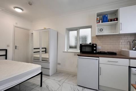 Studio to rent, Park Avenue North, Willesden Green, NW10