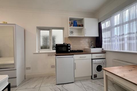Studio to rent, Park Avenue North, Willesden Green, NW10