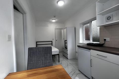 Studio to rent, Park Avenue North, Willesden Green, NW10