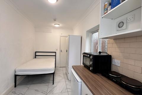 Studio to rent, Park Avenue North, Willesden Green, NW10