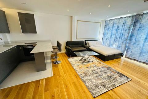 Studio to rent, Goldhawk Road, Shepherds Bush, London. W12