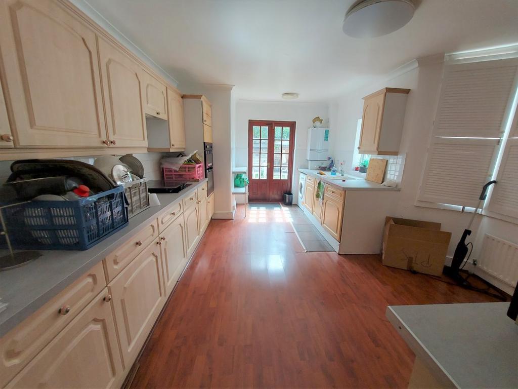 Empress Avenue, Ilford 4 bed terraced house £2,500 pcm (£577 pw)