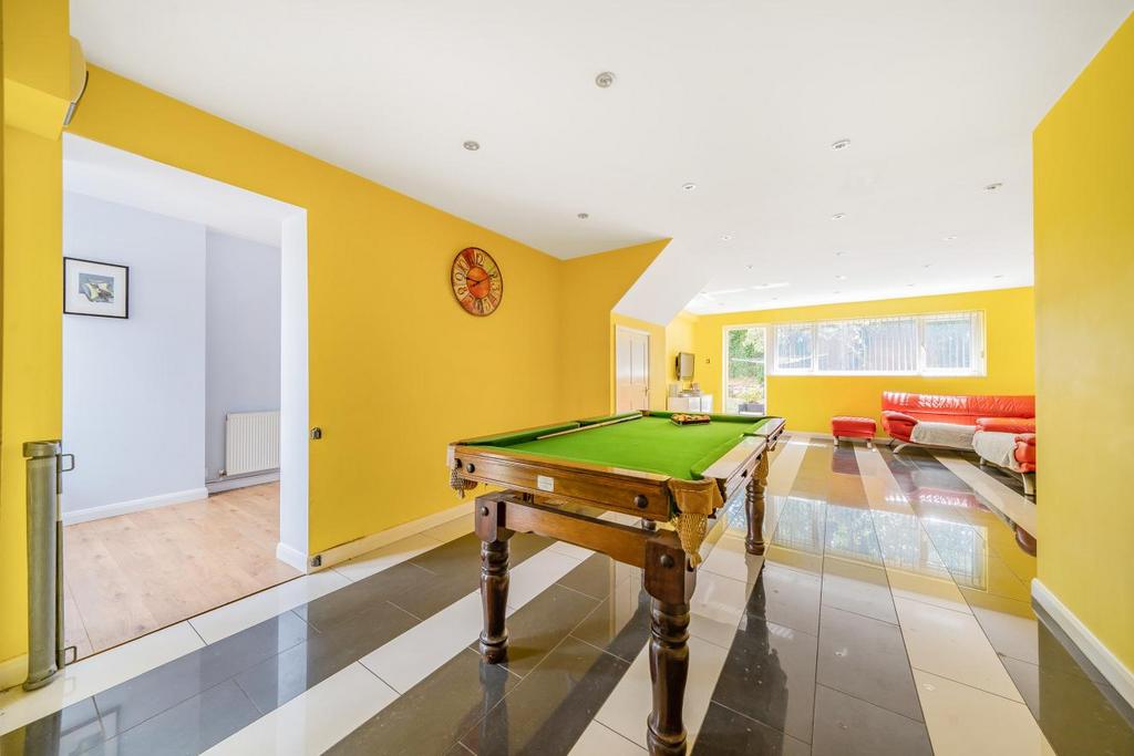 Cheyne Close, Bromley 5 bed detached house £1,095,000