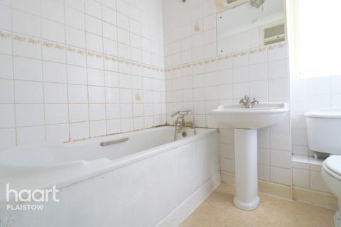 2d Alnwick Road, London, E16 3EX