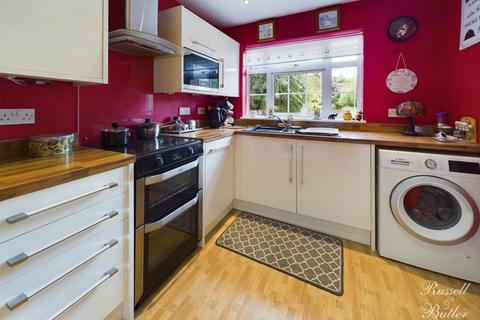 77 Badgers Way, Buckingham, MK18 7EU