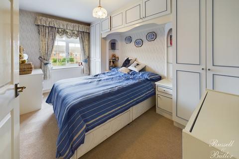77 Badgers Way, Buckingham, MK18 7EU