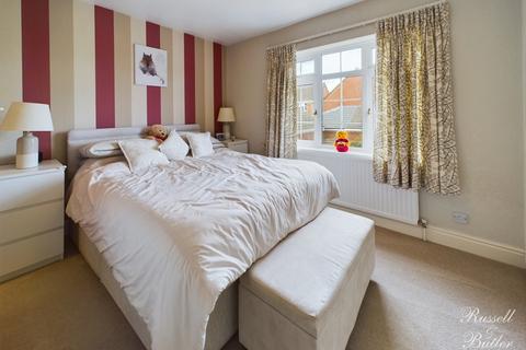77 Badgers Way, Buckingham, MK18 7EU
