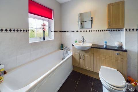 77 Badgers Way, Buckingham, MK18 7EU