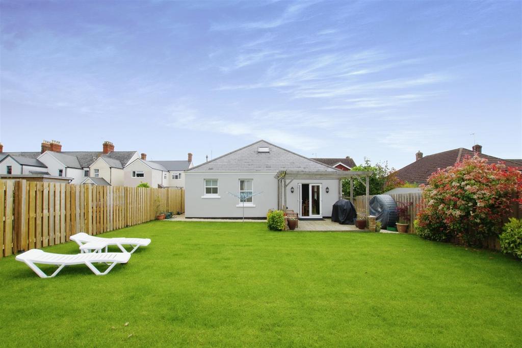 Highworth Road, Swindon SN3 4 bed detached bungalow for sale £425,000