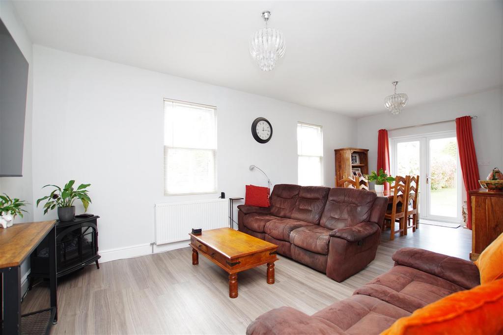 Highworth Road, Swindon SN3 4 bed detached bungalow for sale £425,000