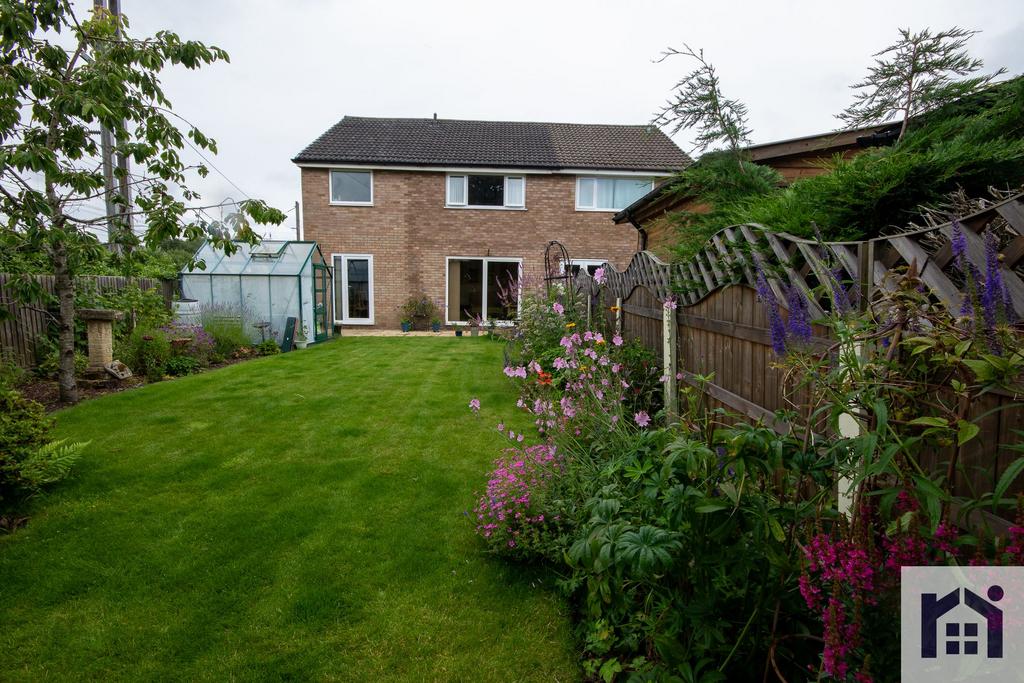 Countess Way, Euxton, PR7 6PT 3 bed semidetached house £250,000