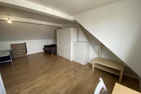 1 bedroom in a house share to rent, Westbury Avenue, Woodgreen, N22