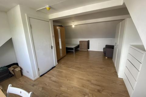 1 bedroom in a house share to rent, Westbury Avenue, Woodgreen, N22