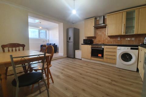 2 bedroom ground floor flat to rent, Kingsdown Road, London N19