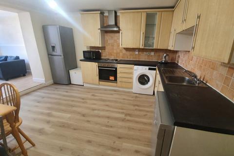 2 bedroom ground floor flat to rent, Kingsdown Road, London N19