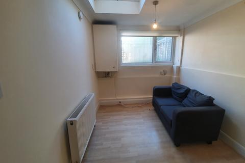 2 bedroom ground floor flat to rent, Kingsdown Road, London N19