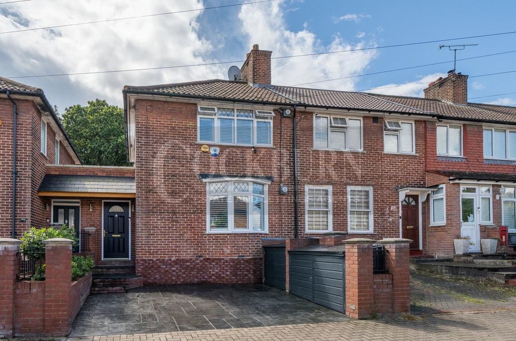 Charminster Road, London, SE9 4BW 3 bed end of terrace house £2,250 pcm (£519 pw)