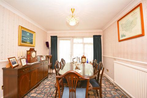 15 Roseacre Close, Hornchurch, RM11 3NJ