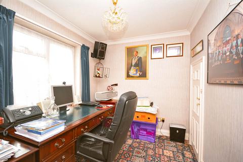 15 Roseacre Close, Hornchurch, RM11 3NJ