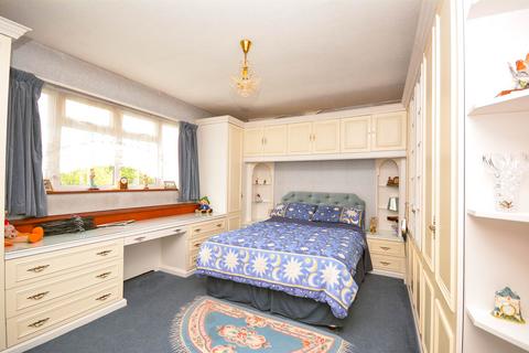 15 Roseacre Close, Hornchurch, RM11 3NJ