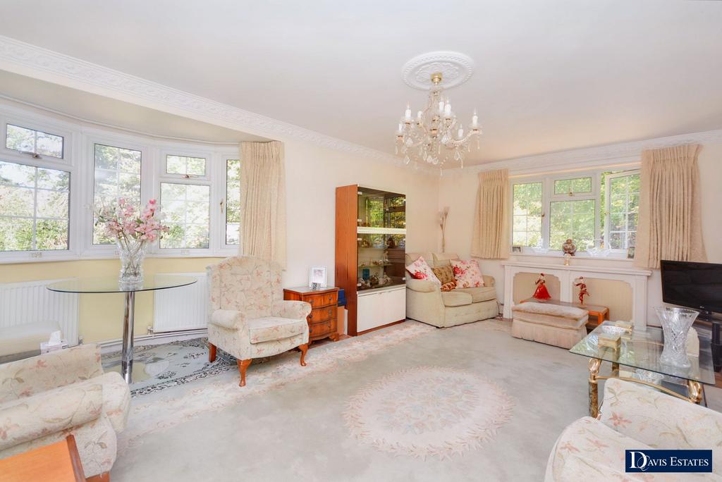 Buckingham Close, Emerson Park, Hornchurch, RM11 2 bed flat for sale