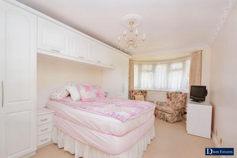 3 Buckingham Close, Hornchurch, RM11 2QS