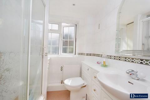 3 Buckingham Close, Hornchurch, RM11 2QS