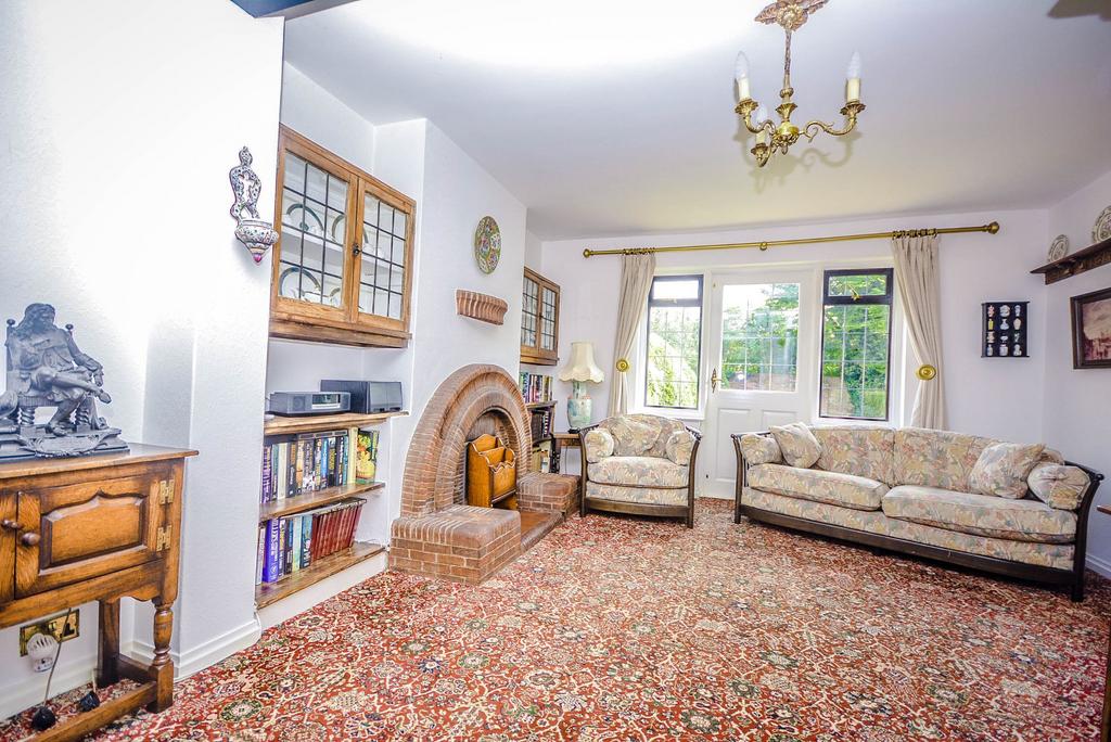 Gidea Park, Romford RM2 3 bed detached house for sale £750,000