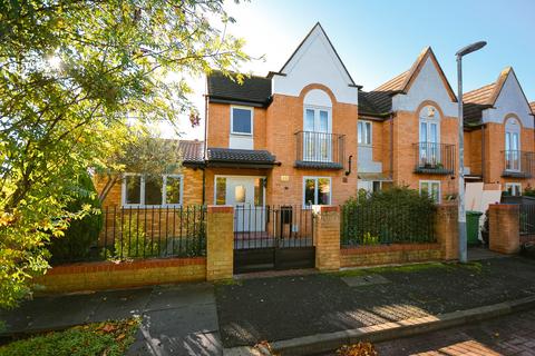 18 Wallis Close, Hornchurch, RM11 1FY
