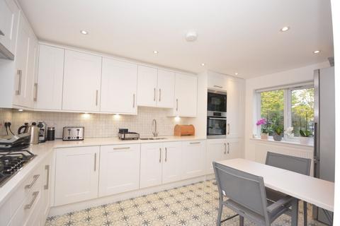 18 Wallis Close, Hornchurch, RM11 1FY