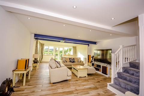 18 Wallis Close, Hornchurch, RM11 1FY