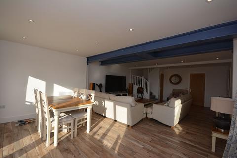 18 Wallis Close, Hornchurch, RM11 1FY