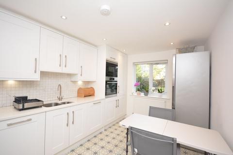 18 Wallis Close, Hornchurch, RM11 1FY