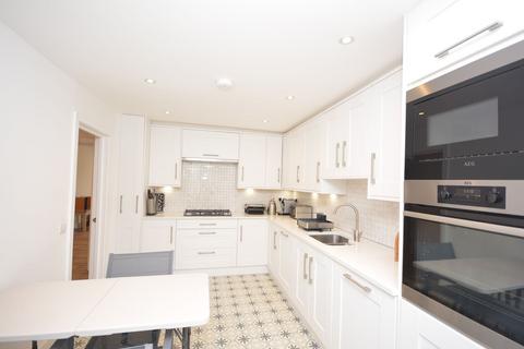 18 Wallis Close, Hornchurch, RM11 1FY