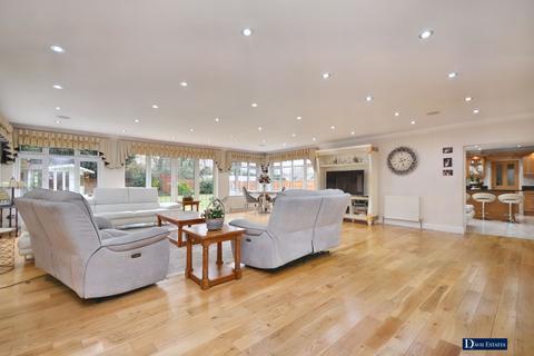 undefined, Woodlands Avenue, Emerson Park, Hornchurch, RM11