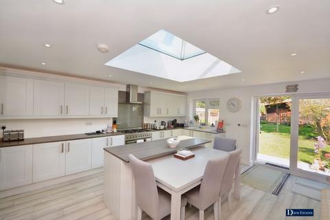 64 Primrose Glen, Hornchurch, RM11 2NP