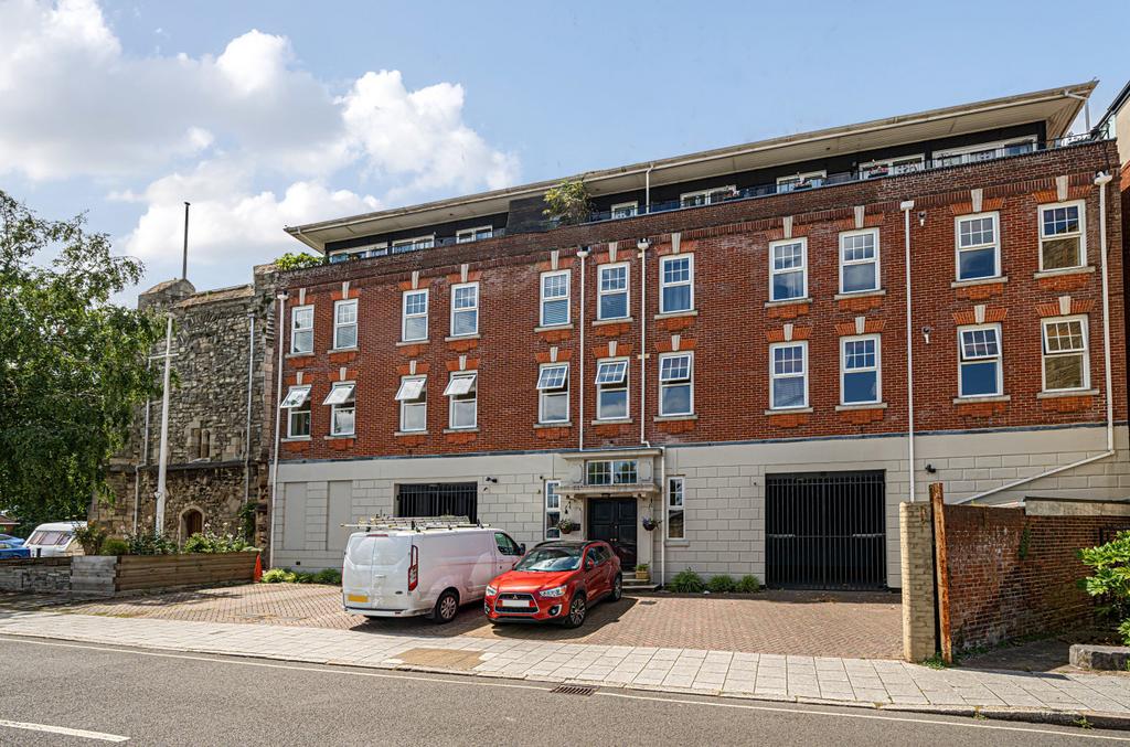 Lower Canal Walk, Southampton, Hampshire, SO14 2 bed apartment for sale