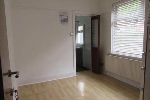 3 bedroom semi-detached house to rent, Auburn Road, Old Trafford, Manchester. M16 9NT