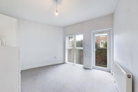 2 bedroom flat to rent - High Street, High Wycombe, HP11 2AG