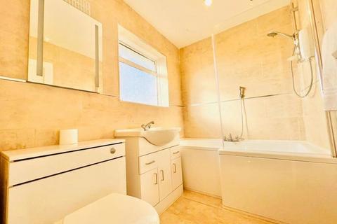 2 bedroom flat for sale - Westmere Drive, London