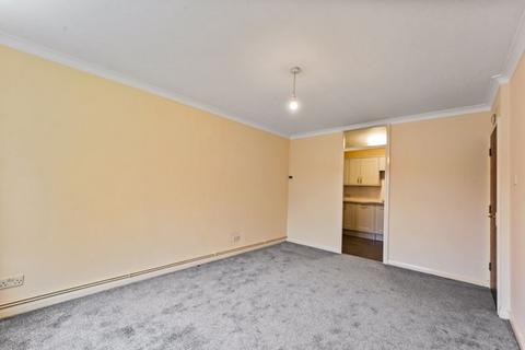 2 bedroom ground floor flat for sale, Station Approach, Sutton