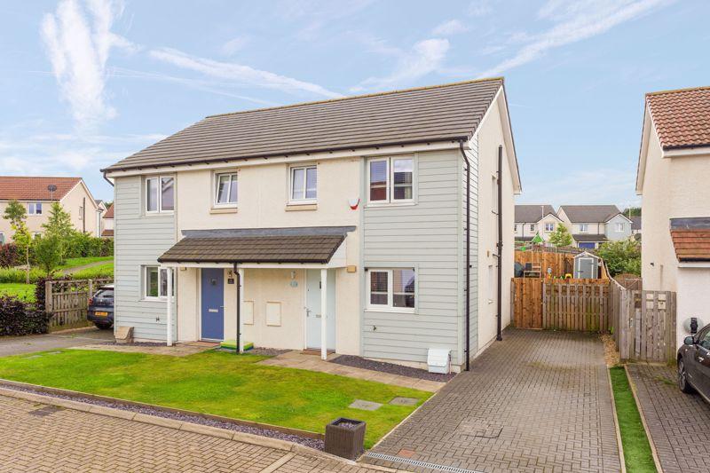 Rowan Walk, East Calder 3 bed semidetached villa £240,000