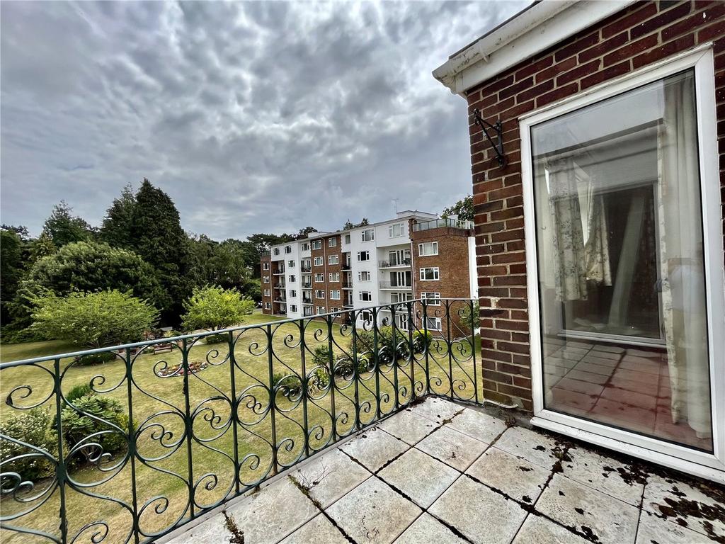 The Avenue, Poole, Dorset, BH13 2 bed apartment for sale £295,000